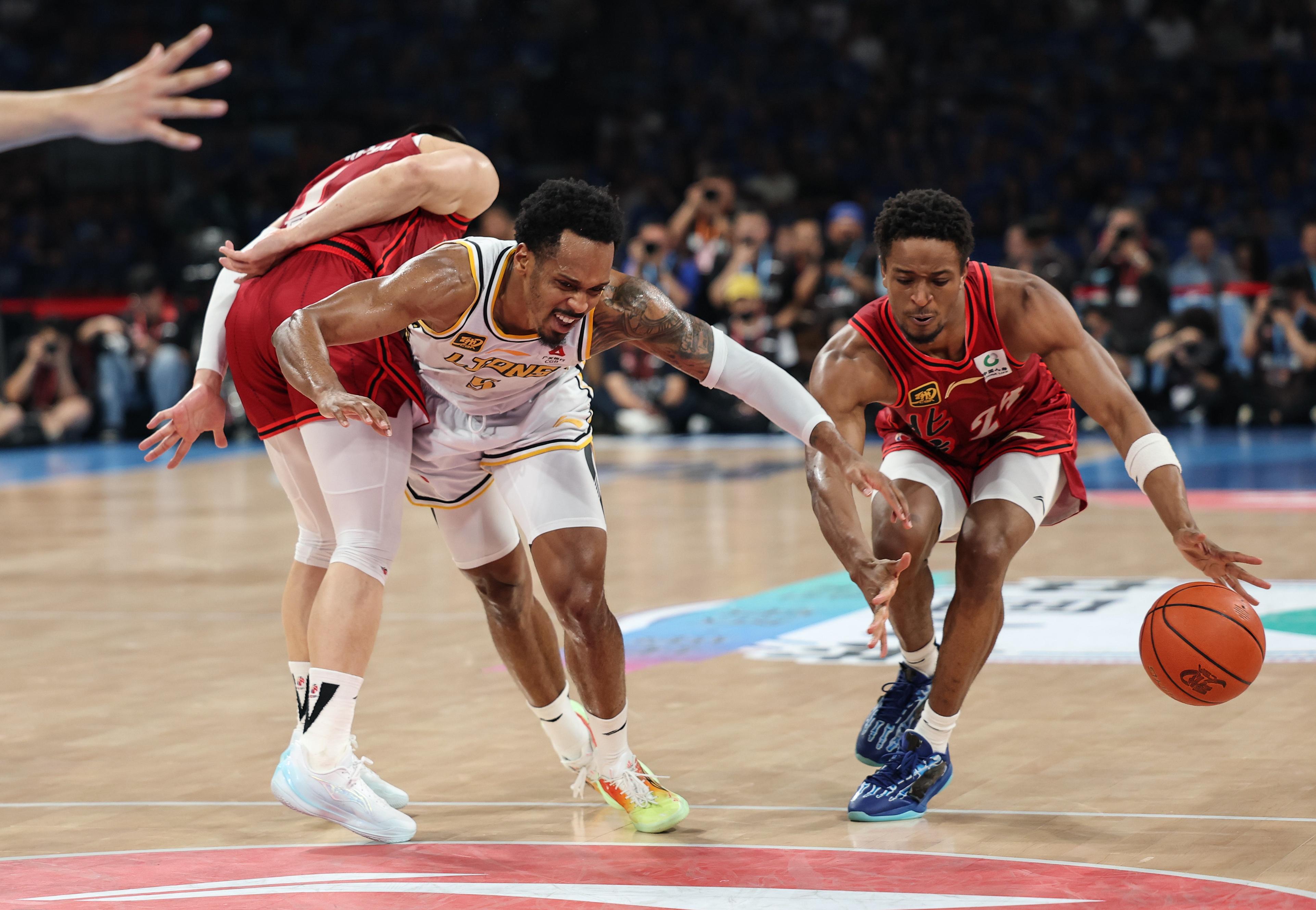 开元娱乐-冲刺阶段突围战来临；法兰克福围绕CBA常规赛篮板制胜；管理层满意；赛季目标并未改变(詹姆斯通知团队备战新赛季)