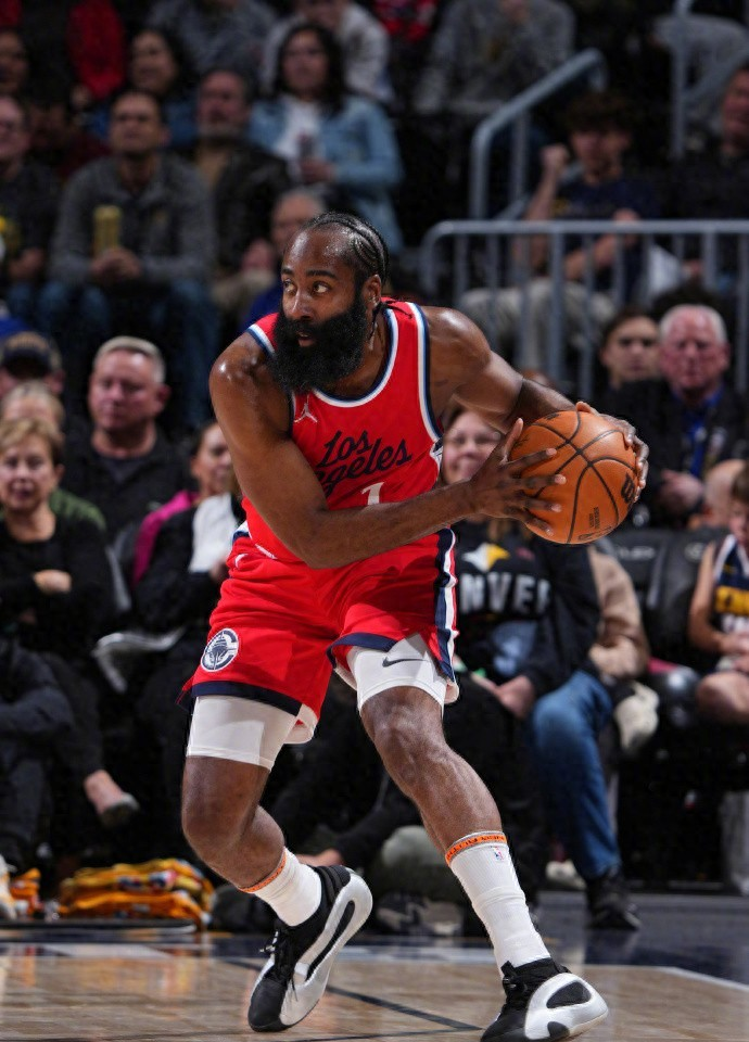 包含加时末段突围战来临，洛杉矶快船围绕NBA总决赛豪取连胜，赛场秩序良好，纪律约束更严格的词条